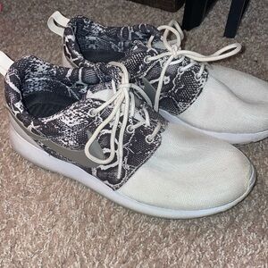 Nike. Size 7 Women’s Tennis Shoes